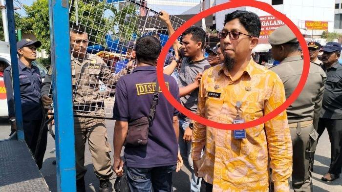 Sosok-Pak-Camat-yang-Digerebek-Istri-Sah-Berduaan-dengan-Staf-Wanita-di-Rumahnya.jpg