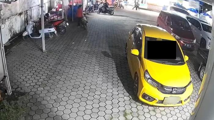 Sosok-Sejoli-yang-Viral-Berbuat-Asusila-dalam-Brio-Kuning-Diduga-Masih-Belasan-Tahun.jpg