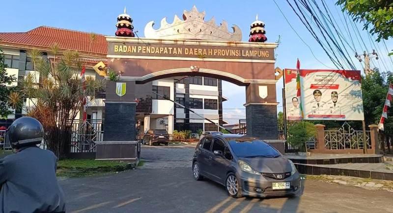 Suasana-kantor-Bapenda-Lampung-a.jpg
