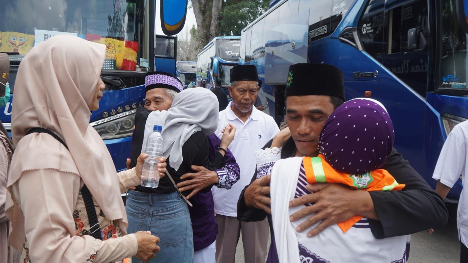 Suasana-keluarga-mengantarkan-jemaah-haji-asal-Lampung-Tengah-Minggu-1252024.jpg