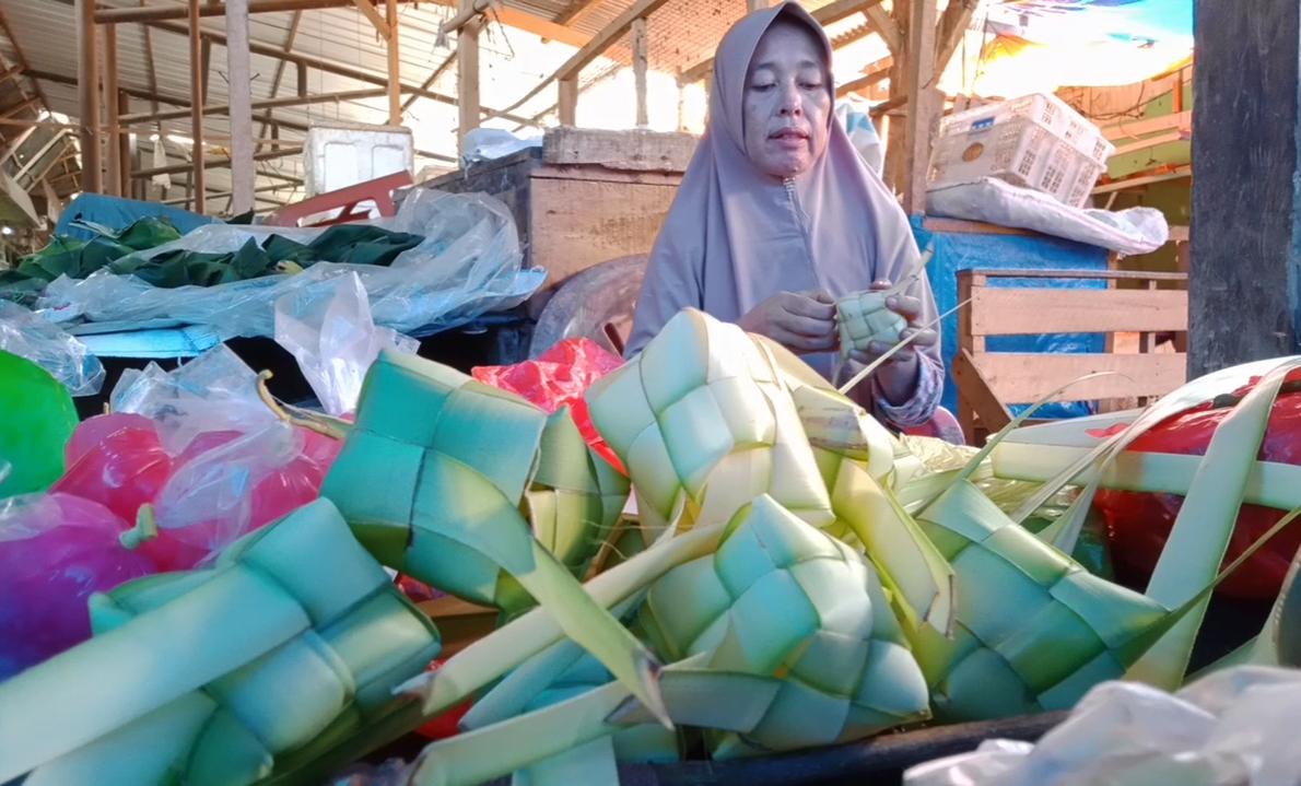 Sumiyati-pembuat-dan-penjual-kulit-ketupat-di-Pasar-Gisting.jpg