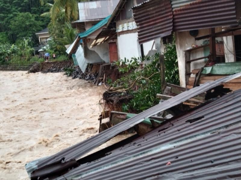 Breaking News Tanggul Sungai Jebol, Lima Rumah di Pesisir Barat Lampung Hanyut