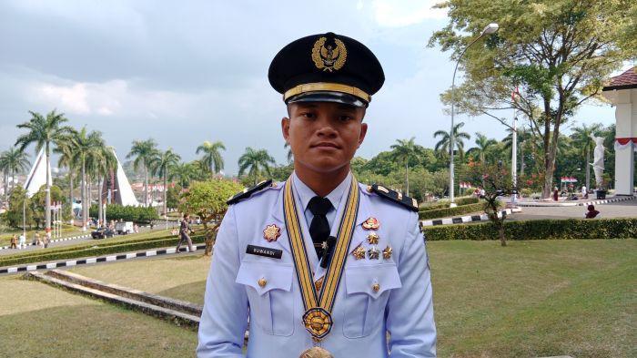 Anak Tukang Bakso Jadi Lulusan Terbaik IPDN, Sang Ibu Berpesan Suwandi Jangan Lupa Salat 5 Waktu