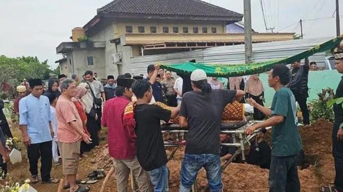 Tangis-Keluarga-Iringi-Pemakaman-Dedi-ASN-yang-Tewas-Ditembak-di-Lampung.jpg