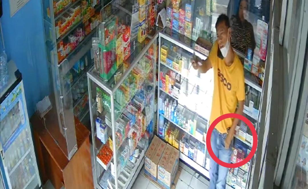 Tangkapan-layar-CCTV-seorang-pria-tilep-uang-kembalian-di-apotek.jpg