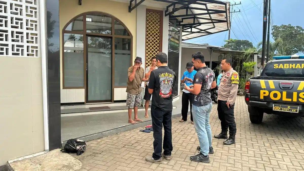Tas-mencurigakan-tergantung-di-kamar-mandi-musala-isinya-membuat-jemaah-gempar.jpg