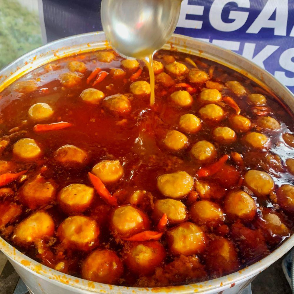 Tempat Kuliner di Lampung, Rasakan Pedasnya Bakso Seafood Kuah Merapi