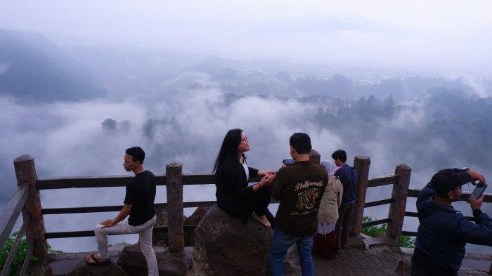 Tempat-Wisata-di-Bandung-Tebing-Keraton-Hadirkan-Suasana-Negeri-di-Atas-Awan.jpg