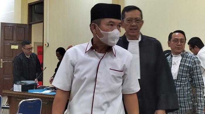 Terdakwa-Sahriwansah-saat-menjalani-sidang-tuntutan-atas-kasus-korupsi-retribusi.jpg
