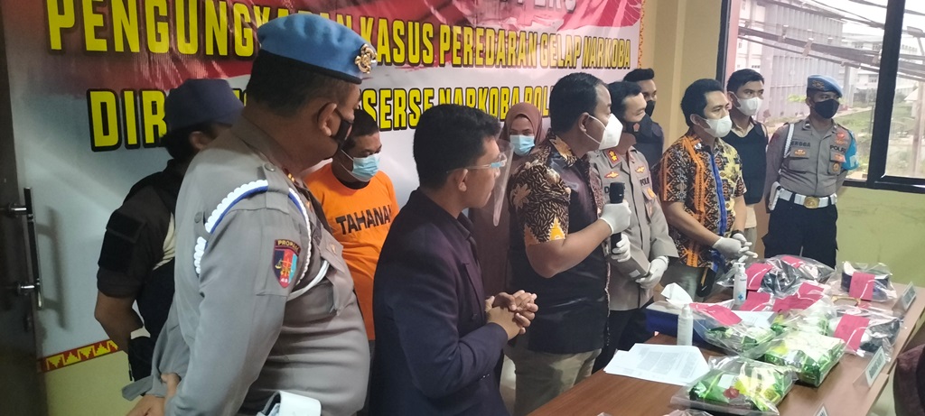 Tersangka-Narkoba-di-Bandar-Lampung-54.jpg
