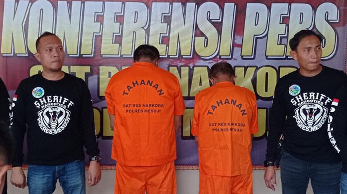 Tersangka-narkoba-diamankan-Polres-Mesuji-dengan-BB-1000-pil-ekstasi-asal-Sumsel.jpg