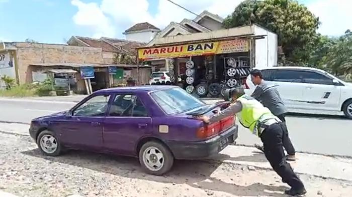 Tim-Anti-Mogok-Polres-Mesuji-membantu-kendaraan-pemudik-yang-mogok-di.jpg