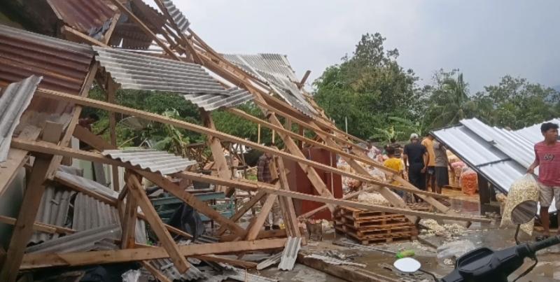 Breaking News Toko Makanan di Desa Bagelen Pesawaran Hancur Disapu Angin Puting Beliung