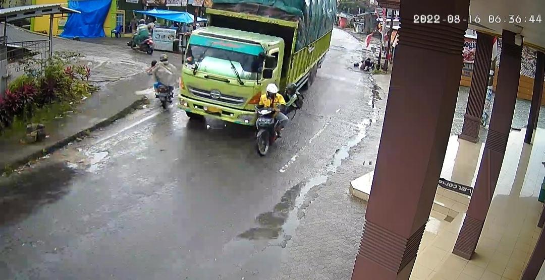 Truk-Tabrak-Dua-Pengendara-Motor-di-Jalan-Sutan-BadaruddinBandar-Lampung.jpg