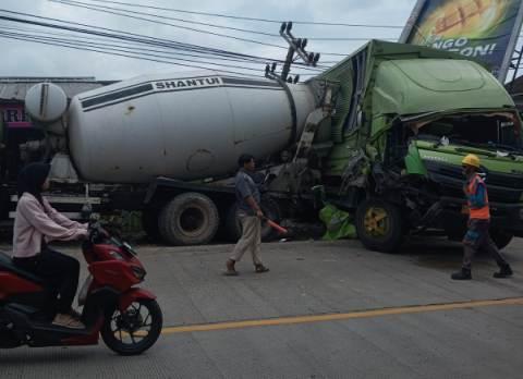Diduga Tak Kuat Menanjak, Truk Molen Tabrak Truk dan Ruko di Bakauheni Lampung Selatan