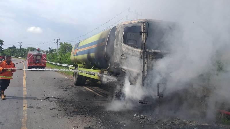 Truk-tangki-terhenti-tabrak-jembatan-di-Jalintim-Mesuji-lalu-terbakar.jpg