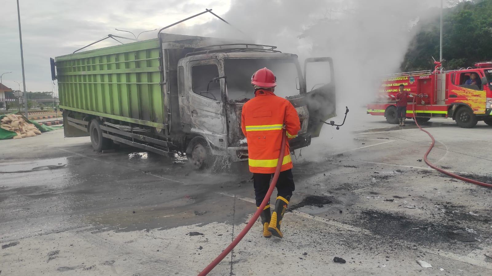 Truk-terbakar-di-Tol-Bakauheni-Terbanggi-Besar-378.jpg