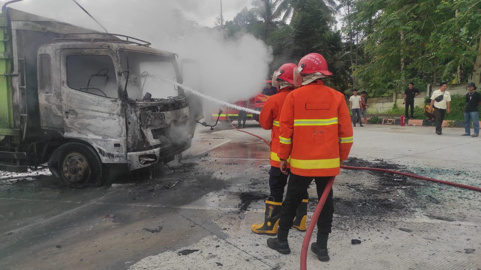 Truk-terbakar-di-Tol-Bakauheni-Terbanggi-Besar-56.jpg