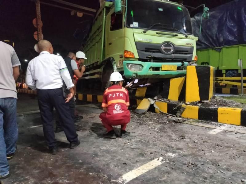 Truk-tronton-bermuatan-tepung-tabrak-tollgate-Pelabuhan-Bakauheni-tak-ada-korban-jiwa.jpg