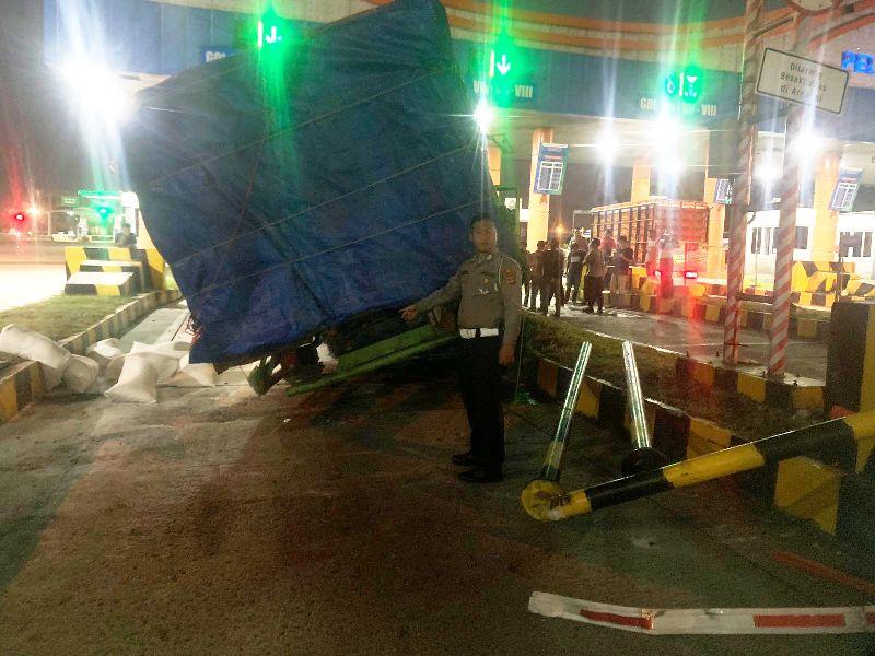 Truk-tronton-bermuatan-tepung-tabrak-tollgate-menambah-daftar-kecelakaan-di-Bakauheni.jpg