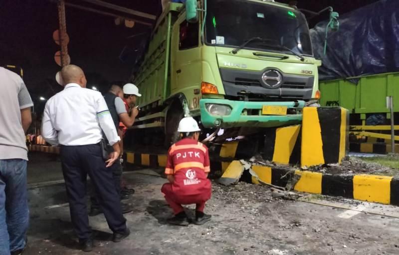 Truk-tronton-muat-tepung-tabrak-tollgate-di-Pelabuhan-Bakauheni.jpg