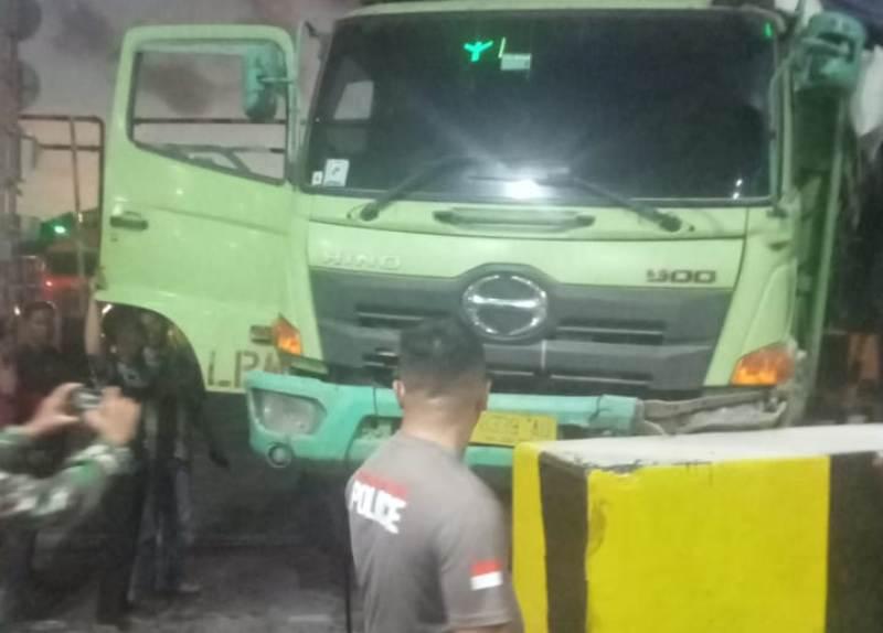 Truk-tronton-yang-tabrak-tolgate-Pelabuhan-Bakauheni-diduga-karena-rem-blong.jpg