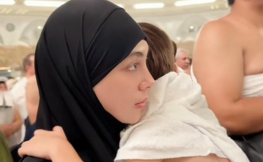 UMRAH-Artis-Celine-Evangelista-gendong-anak-bungsunya-saat-umrah.jpg