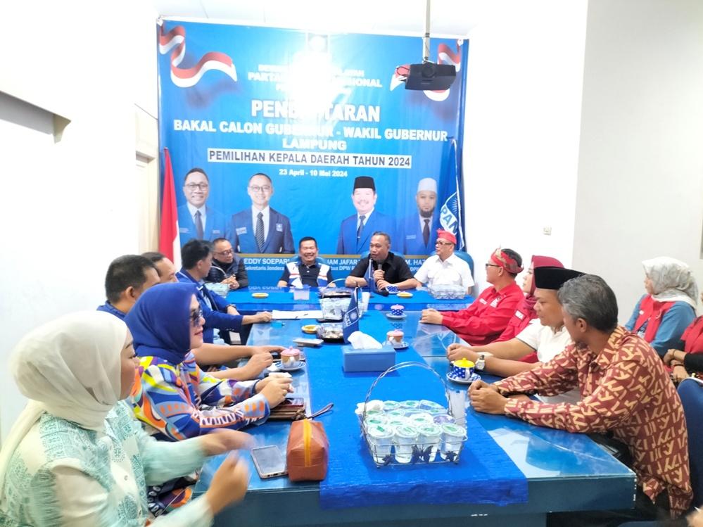Umar-Ahmad-saat-mendaftar-pencalonan-Gubernur-di-Partai-Nasdem-dan-PAN.jpg