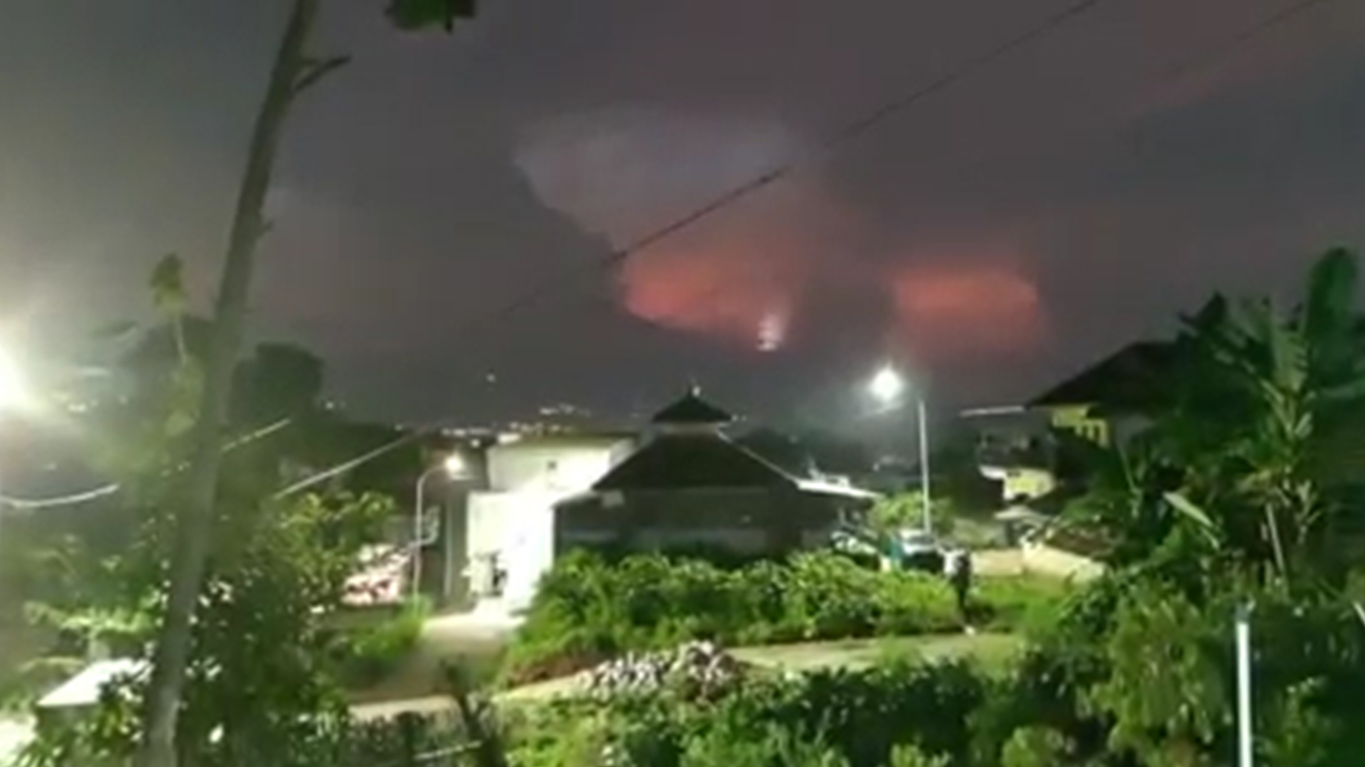 Warga Digegerkan Fenomena Langit Merah Disertai Petir di Atas Gunung Welirang