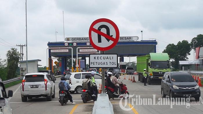 Viral-Pemudik-Motor-Masuk-Tol-Ternyata-Rekayasa-Lalin-Satlantas-Polres-Lampung-Tengah.jpg