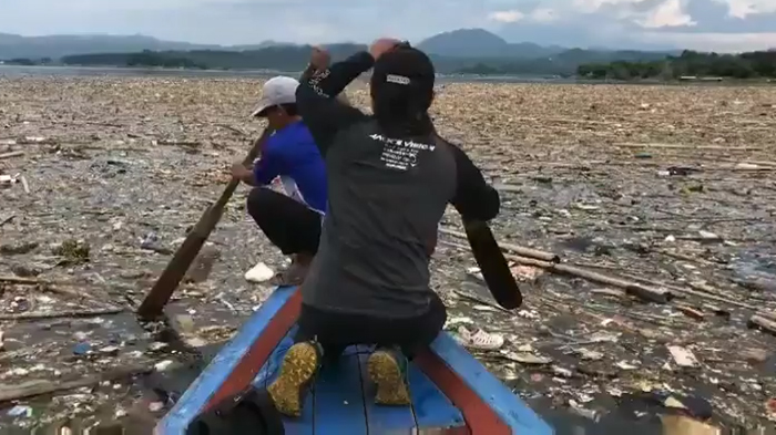 Viral-Waduk-Jatigede-Dipenuhi-oleh-Lautan-Sampah.jpg