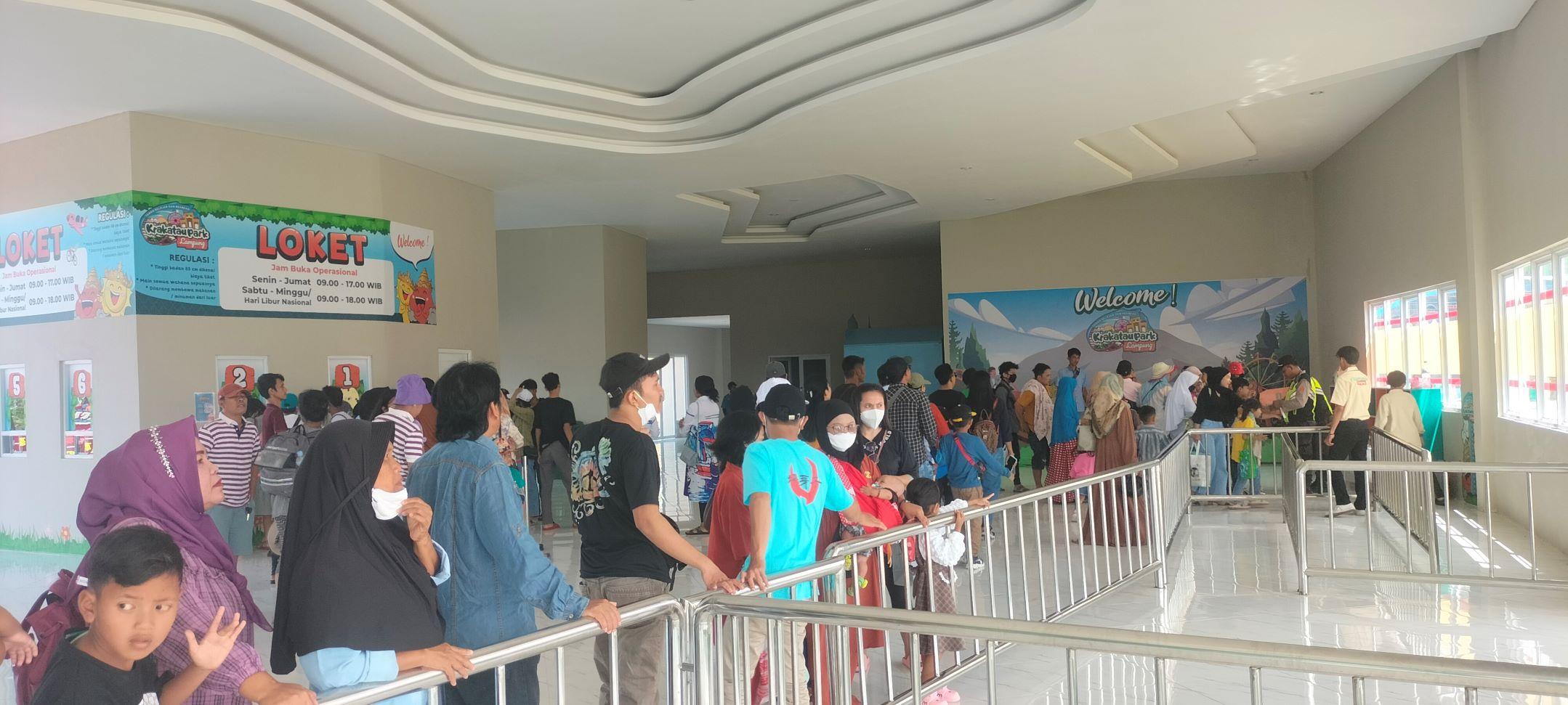 Suasana Lebaran, Wahana Permainan Krakatau Park Diserbu Pengunjung
