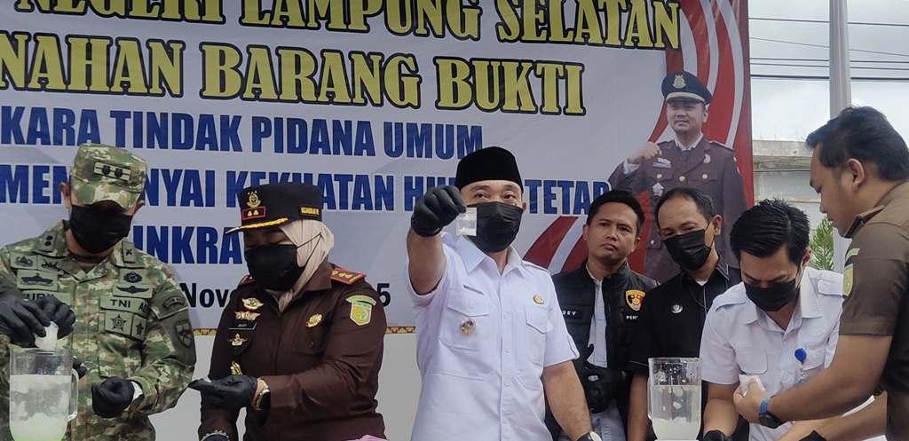 Wakil-Bupati-Lampung-Selatan-pemusnahan-barang-bukti-narkoba.jpg