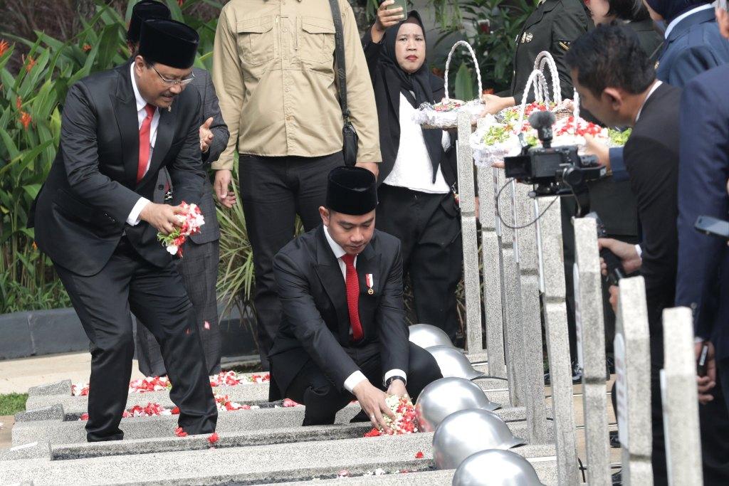 Wakil-Presiden-Gibran-Rakabuming-Raka-pimpin-upacara-Hari-Pahlawan.jpg