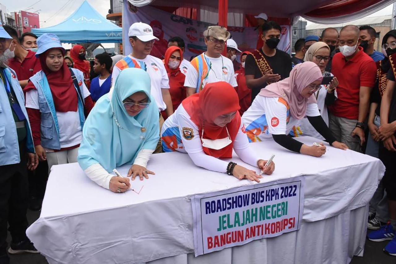 Sambut Roadshow Bus KPK di Bandar Lampung, Eva Dwiana Ciptakan Mars Pendidikan Antikorupsi