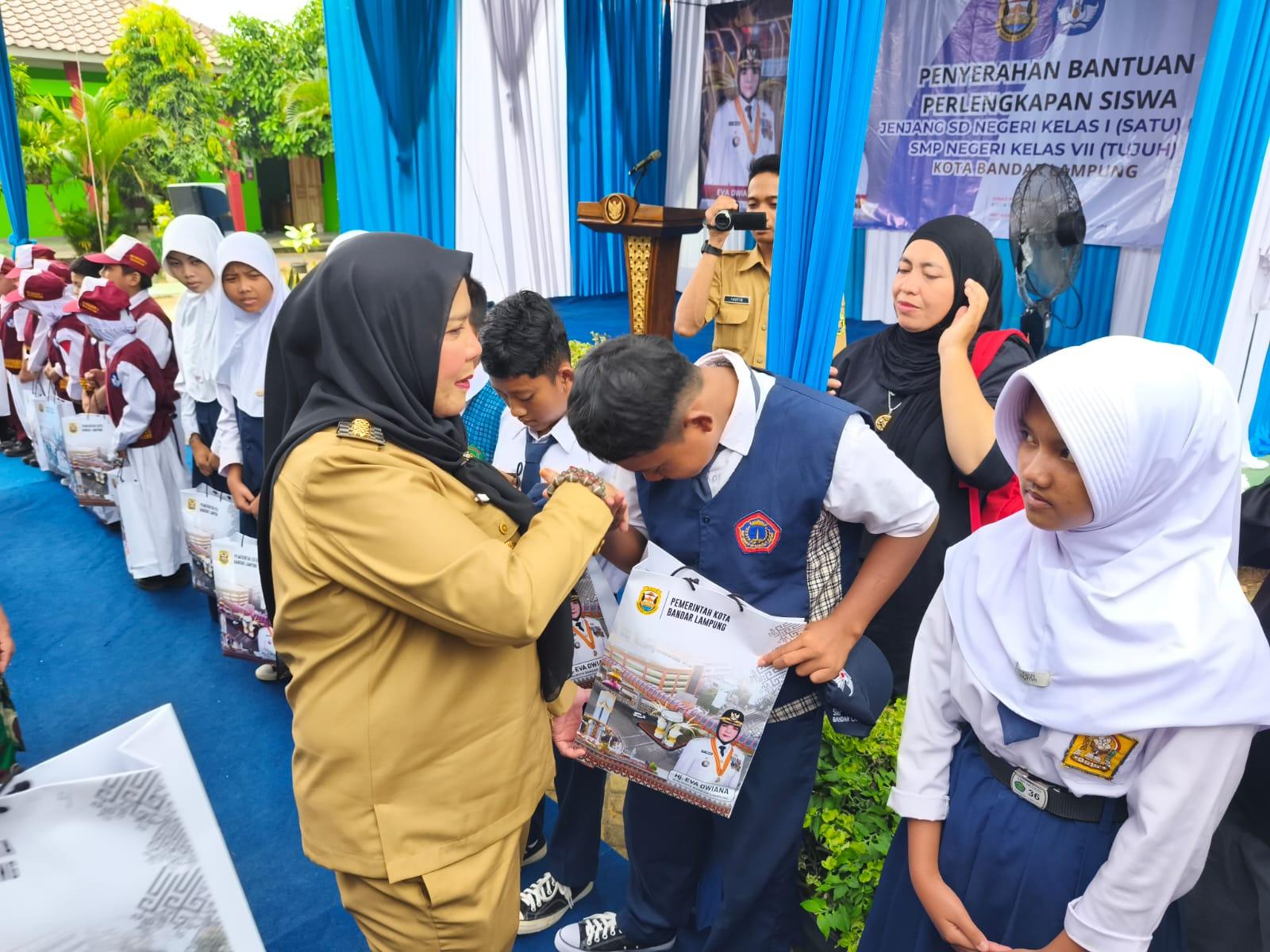 Wali-Kota-Bandar-Lampung-Eva-Dwiana-bagikan-perlengkapan-sekolah.jpg