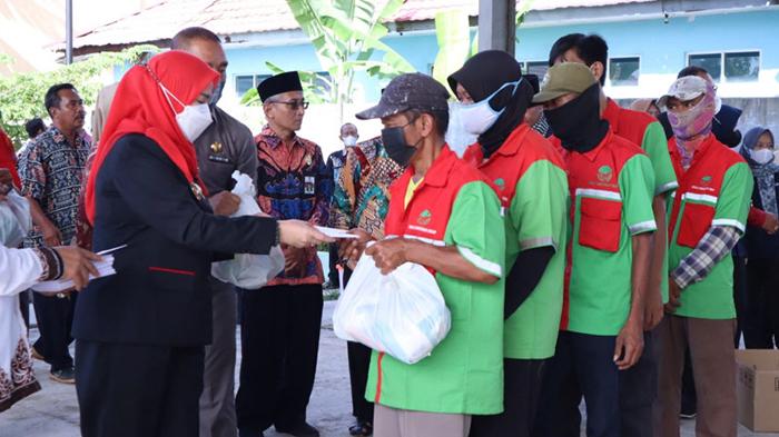 Wali-Kota-Bandar-Lampung-Eva-Dwiana-memberikan-sembako-kebersihan.jpg