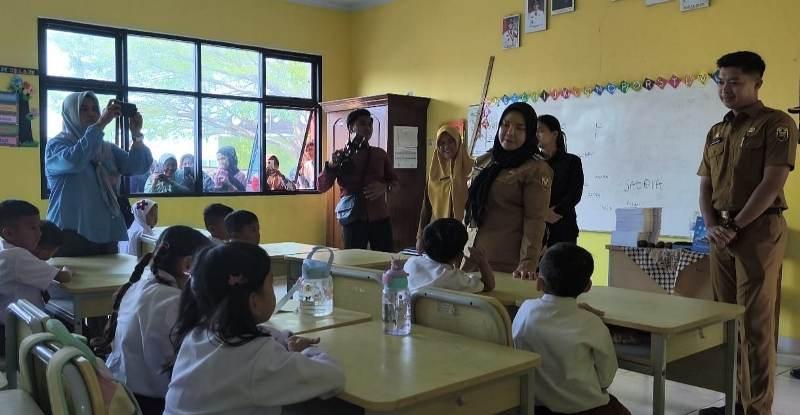 Wali-Kota-Bandar-Lampung-Eva-Dwiana-mengecek-masa-MPLS-SD-dan-SMP.jpg