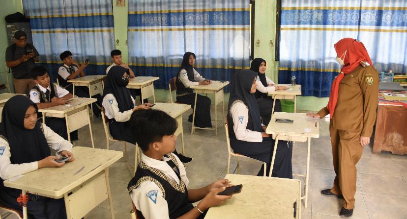 Wali-Kota-Bandar-Lampung-Eva-Dwiana-tinjau-ujian-di-SMPN-1-Bandar-Lampung.jpg