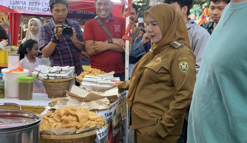 Wali-Kota-Eva-Dwiana-borong-jajanan-di-Bandar-Lampung-Expo.jpg