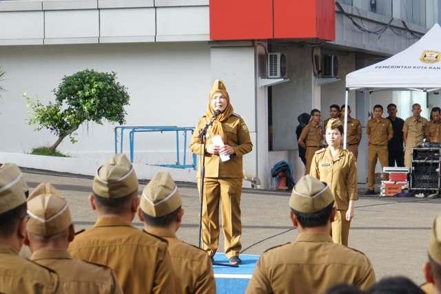 Wali-Kota-Eva-Dwiana-saat-memimpin-apel-rutin-mingguan.jpg