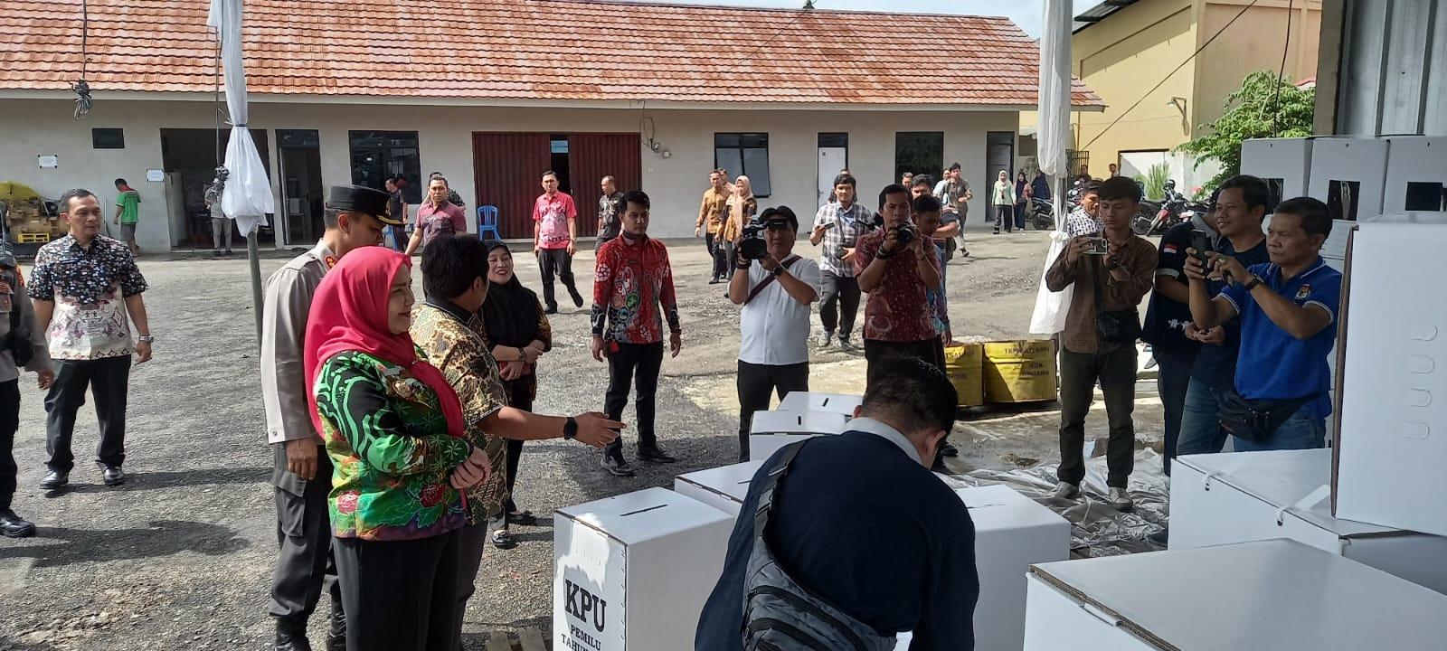 Wali-Kota-dan-Kapolresta-Bandar-Lampung-tinjau-gudang-logistik.jpg