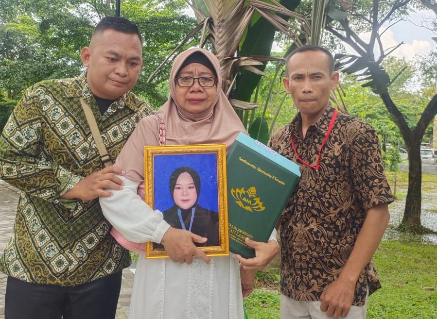 Wisudawan UIN Raden Intan Lampung Ingin Sekolahkan Adik Sebelum Meninggal Jelang Wisuda