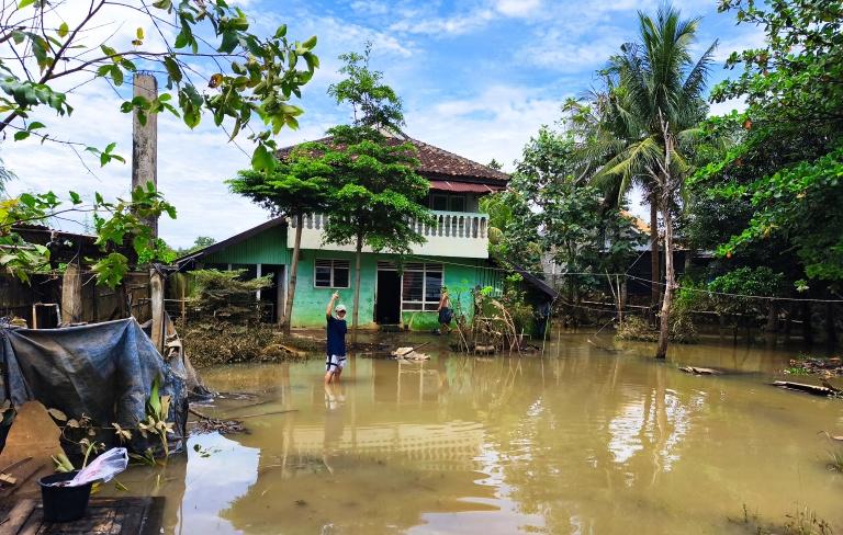Warga-Desa-Natar-membersihkan-rumahnya-yang-sempat-terendam-banjir.jpg