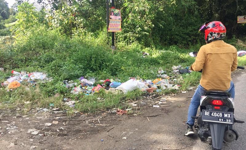 Warga Pekon Padang Cahya Lampung Barat Keluhkan Tumpukan Sampah di Pinggir Jalan