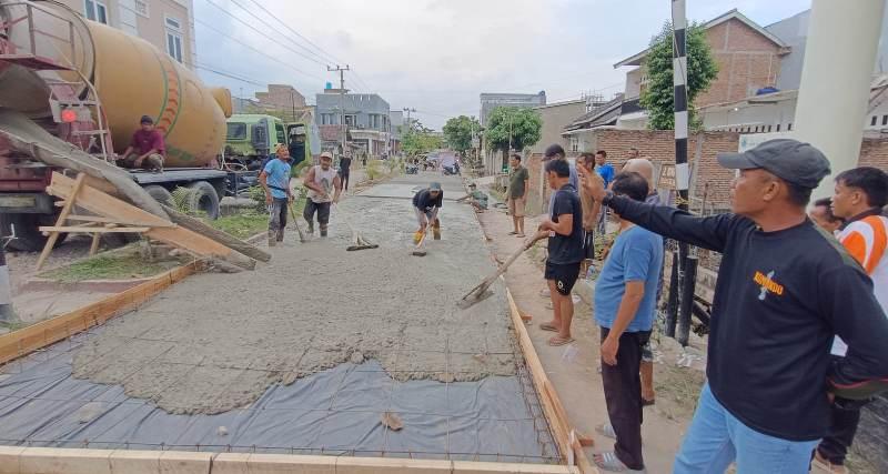 Warga-Perumahan-Pemda-Lampung-melakukan-swadaya-pengecoran-jalan-perumahan.jpg