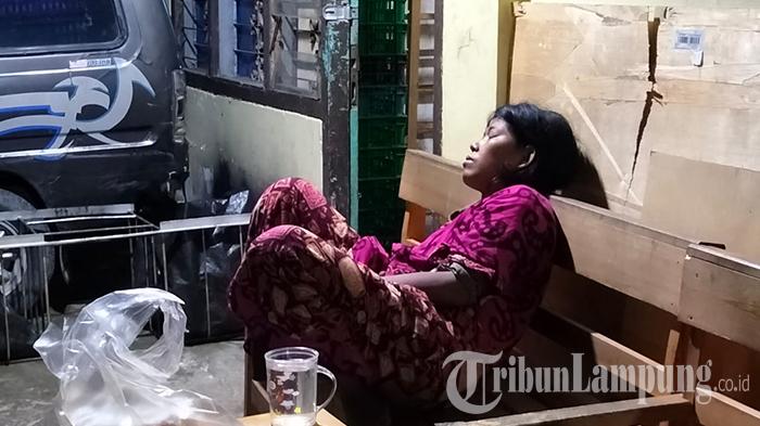Warga-Pringsewu-Resah-Perempuan-Diduga-ODGJ-Tidur-di-Teras-Rumah.jpg