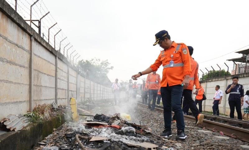 Warga-dilarang-PT-KAI-Tanjungkarang-bakar-sampah-karena-membahayakan.jpg