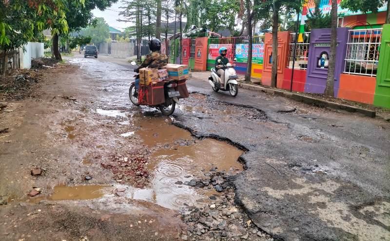 Warga-keluhkan-jalan-rusak-di-Bandar-Lampung.jpg