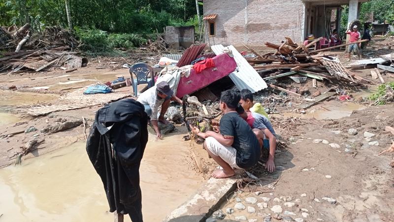Pemkab Tanggamus Lampung Menyalurkan 300 Kg Beras Buat Korban Banjir Semaka